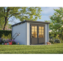 Modernes Gartenhaus aus Holz mit Flachdach und Sprossen-Doppeltür, platziert in einem sonnigen Garten mit Rasenmäher und blühenden Bäumen.