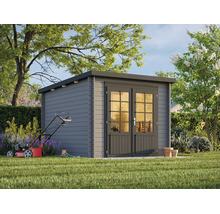 Modernes graues Gartenhaus aus Holz mit Flachdach und Doppelflügeltür mit Fenstern in einem Garten mit Rasen und Bäumen.