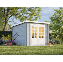 Abri de jardin moderne en bois avec toit en appentis et double porte avec fenêtres à croisillons dans un jardin avec tondeuse.
