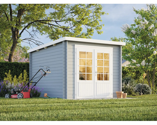 Abri de jardin moderne en bois avec toit en appentis et double porte avec fenêtres à croisillons dans un jardin avec tondeuse.