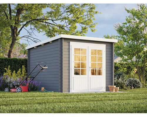Abri de jardin moderne en bois avec toit en pente et double porte vitrée sur une pelouse dans un jardin.