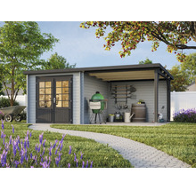 Abri de jardin moderne en bois avec toit plat, porte double vitrée et extension latérale couverte dans un jardin lumineux et organisé.