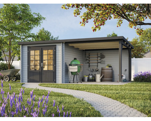 Abri de jardin moderne en bois avec toit plat, porte double vitrée et extension latérale couverte dans un jardin lumineux et organisé.