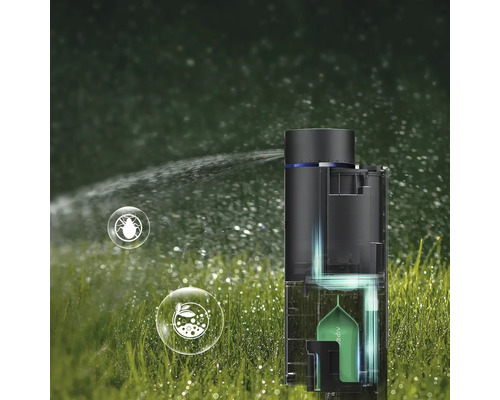 Pulvérisateur de jardin sur une pelouse émettant une brume d'eau. La vue en coupe montre une capsule interne et des icônes de protection des plantes.