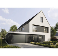 Maison moderne à deux étages avec toit à deux pans, façade claire, bardage métallique sombre, porte sectionnelle et jardin aménagé.