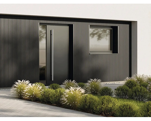 Entrée de maison moderne avec porte d'entrée sombre, façade à lamelles verticales et jardin soigné avec graminées et buissons.