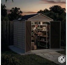 Un homme range des cartons dans un abri de jardin spacieux en plastique avec des doubles portes ouvertes et des étagères au crépuscule. (Image AI modified or generated)