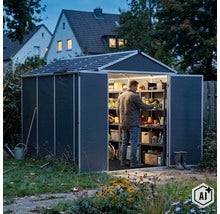 Abri de jardin avec toit solaire et éclairage intégré, un homme range des objets sur les étagères à l'intérieur. (Image AI modified or generated)