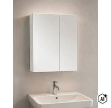 Spiegelschrank mit zwei Türen, montiert über einem weißen Waschbecken mit verchromter Armatur. (Image AI modified or generated)