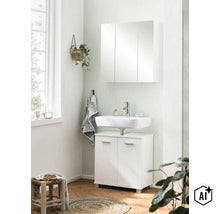 Modernes Badezimmer-Set bestehend aus weißem Waschbecken, Unterschrank mit zwei Türen und dreitürigem Spiegelschrank auf hellem Holzboden. (Image AI modified or generated)