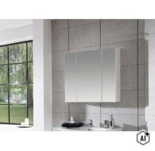Armoire de toilette à trois portes dans la salle de bains, fixée sur un mur carrelé gris au-dessus d'un lavabo. (Image AI modified or generated)