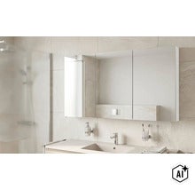 Armoire de toilette à trois portes au-dessus d'un lavabo moderne dans une salle de bains avec carrelage clair et paroi de douche en verre. (Image AI modified or generated)