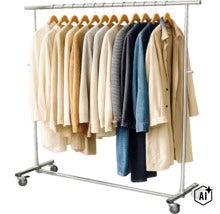 Portant à vêtements mobile en métal sur roulettes, garni de divers vêtements sur des cintres en bois. (Image AI modified or generated)