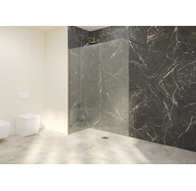 Walk-In-Duschwand aus Glas mit goldfarbenem Profil und Stabilisierungsstange in einem Badezimmer mit dunklen Marmorfliesen.
