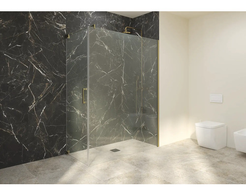Douche à l'italienne en verre transparent avec fixations dorées devant un mur en marbre noir dans une salle de bain moderne.