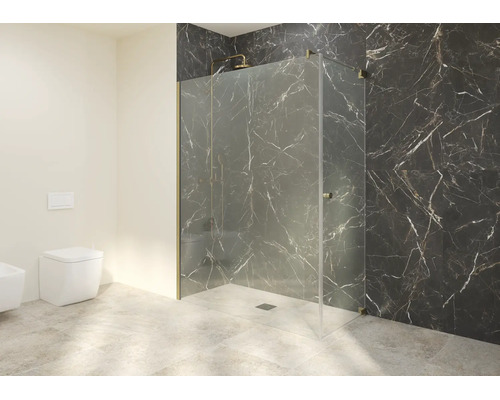 Salle de bains moderne avec douche à l'italienne en verre, robinetterie en laiton, carrelage mural aspect marbre noir et carrelage de sol clair.