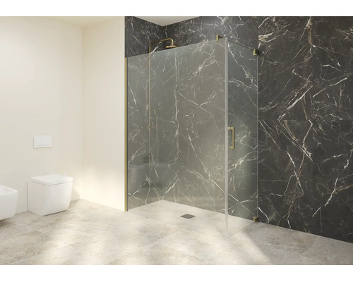 Salle de bains moderne avec cabine de douche en verre et profilés dorés, carrelage mural effet marbre foncé et WC suspendu blanc.
