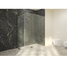 Cabine de douche moderne en verre avec ferrures dorées contre un mur effet marbre dans une salle de bains avec douche à l'italienne.