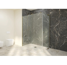 Cabine de douche en verre transparent avec profilés dorés dans une salle de bains moderne avec carrelage imitation marbre.