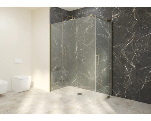 Cabine de douche en verre avec profilés dorés dans une salle de bain moderne avec mur en marbre foncé et douche à l'italienne.