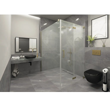 Salle de bain moderne avec douche à l'italienne en verre, WC suspendu, vasque à poser et robinetterie aspect laiton.