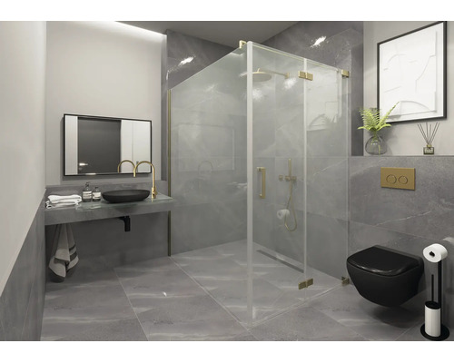 Salle de bain moderne avec douche à l'italienne en verre, WC suspendu, vasque à poser et robinetterie aspect laiton.