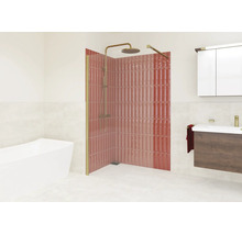 Badezimmer mit Walk-In-Dusche, rot-rosa vertikalen Fliesen, goldfarbenen Armaturen, freistehender Badewanne und Waschtisch.