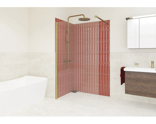 Badezimmer mit Walk-In-Dusche, rot-rosa vertikalen Fliesen, goldfarbenen Armaturen, freistehender Badewanne und Waschtisch.