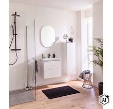 Salle de bain moderne avec meuble sous-vasque blanc, miroir ovale et douche avec robinetterie noire. (Image AI modified or generated)