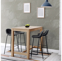 Table de bar moderne en bois avec quatre tabourets devant des panneaux muraux aspect pierre, sur un tapis à motifs sous une suspension.