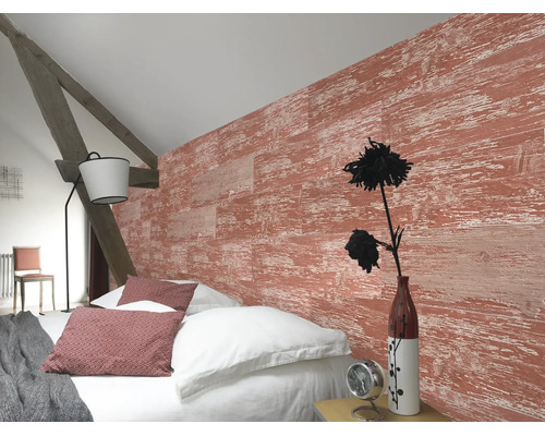 Chambre à coucher lumineuse avec mur structuré à l'aspect bois rouge, literie blanche, poutre en bois rustique et lampadaire moderne.