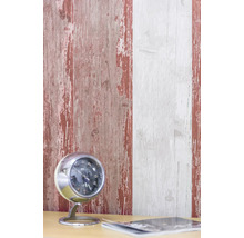 Papier peint avec rayures verticales aspect bois, style vintage et shabby chic sur un mur.