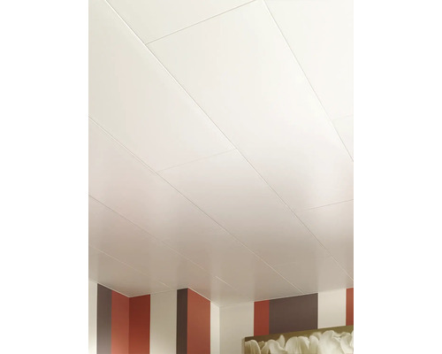 Panneaux de plafond blancs en plastique avec une surface lisse montés sur un plafond.