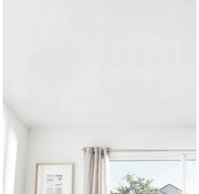 Panneaux de plafond blancs dans une pièce lumineuse et moderne avec une grande fenêtre et un rideau clair.