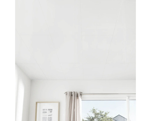 Panneaux de plafond blancs dans une pièce lumineuse et moderne avec une grande fenêtre et un rideau clair.