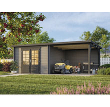 Abri de jardin moderne en bois avec toit en pente, double porte et auvent intégré pour tracteur tondeuse et bois de chauffage sur une pelouse.