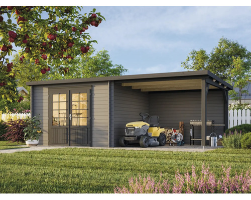 Abri de jardin moderne en bois avec toit en pente, double porte et auvent intégré pour tracteur tondeuse et bois de chauffage sur une pelouse.