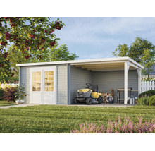 Abri de jardin moderne en bois gris avec double porte blanche et auvent intégré dans un jardin ensoleillé.