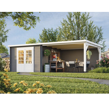 Modernes Gartenhaus aus grauem Holz mit weißer Doppeltür, Flachdach und integrierter Terrasse mit Sitzbereich im Garten.