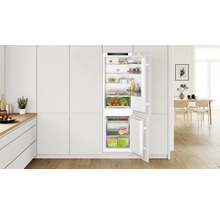 Bosch Einbaukühlschrank mit Gefrierfach in einer hellen modernen Küche mit Lebensmitteln befüllt