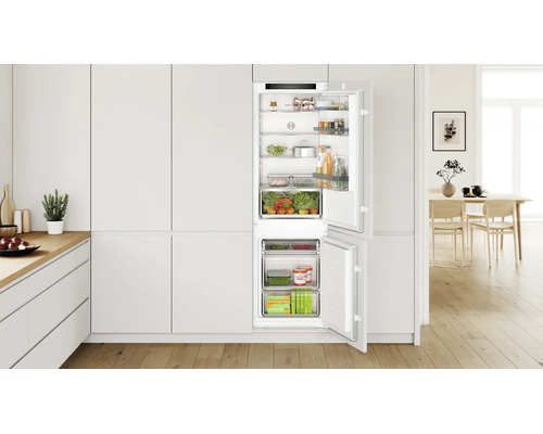 Bosch Einbaukühlschrank mit Gefrierfach in einer hellen modernen Küche mit Lebensmitteln befüllt