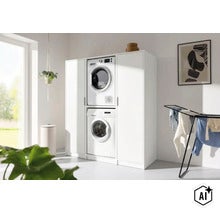 Weißer Waschmaschinenschrank und Trocknerschrank als dreiteiliges Set in einem hellen, modernen Hausarbeitsraum mit Wäscheständer. (Image AI modified or generated)