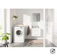 Modernes, helles Badezimmer mit weißem Waschmaschinenumbau, wandhängendem Waschtisch mit Unterschrank und Spiegel. (Image AI modified or generated)
