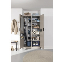 Armoire ménagère multi-usage ouverte à deux portes, organisée avec table à repasser, séchoir à linge, produits de nettoyage et provisions.