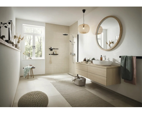 Modernes Badezimmer mit ebenerdiger Dusche, Waschtisch mit Holzfront, rundem Spiegel und dekorativer Hängelampe in heller, organisierter Umgebung.