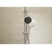 Hansgrohe Duschset mit Handbrause und Brausestange vor gefliester Wand montiert
