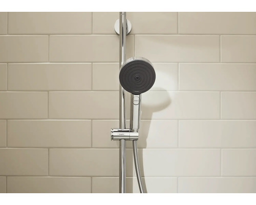 Hansgrohe Duschset mit Handbrause und Brausestange vor gefliester Wand montiert