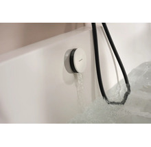 Mitigeur de baignoire Hansgrohe avec flexible installé sur une baignoire d'où coule l'eau