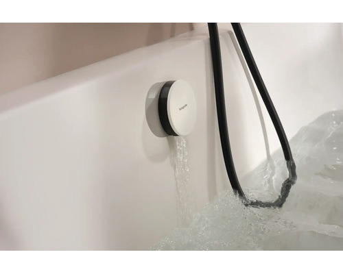 Mitigeur de baignoire Hansgrohe avec flexible installé sur une baignoire d'où coule l'eau