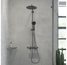 Système de douche avec douche de tête et douchette à main incluant mitigeur thermostatique monté au mur dans une salle de bain moderne.